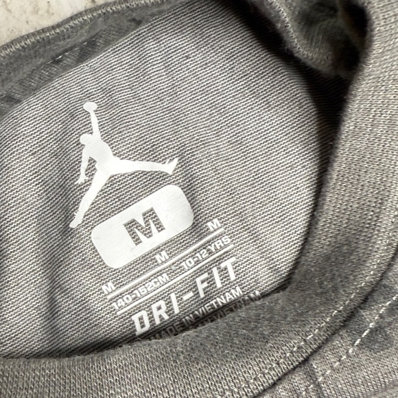 Jordan Boys’ Long Sleeve Graphic Tee – Size Medium – Gray/Red - Picture 3 of 4